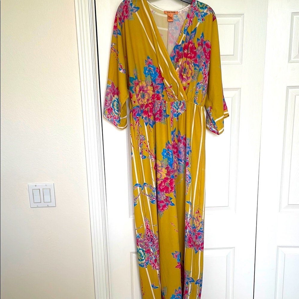 NWOT Flying Tomato Floral Yellow Maxi Dress. Size M